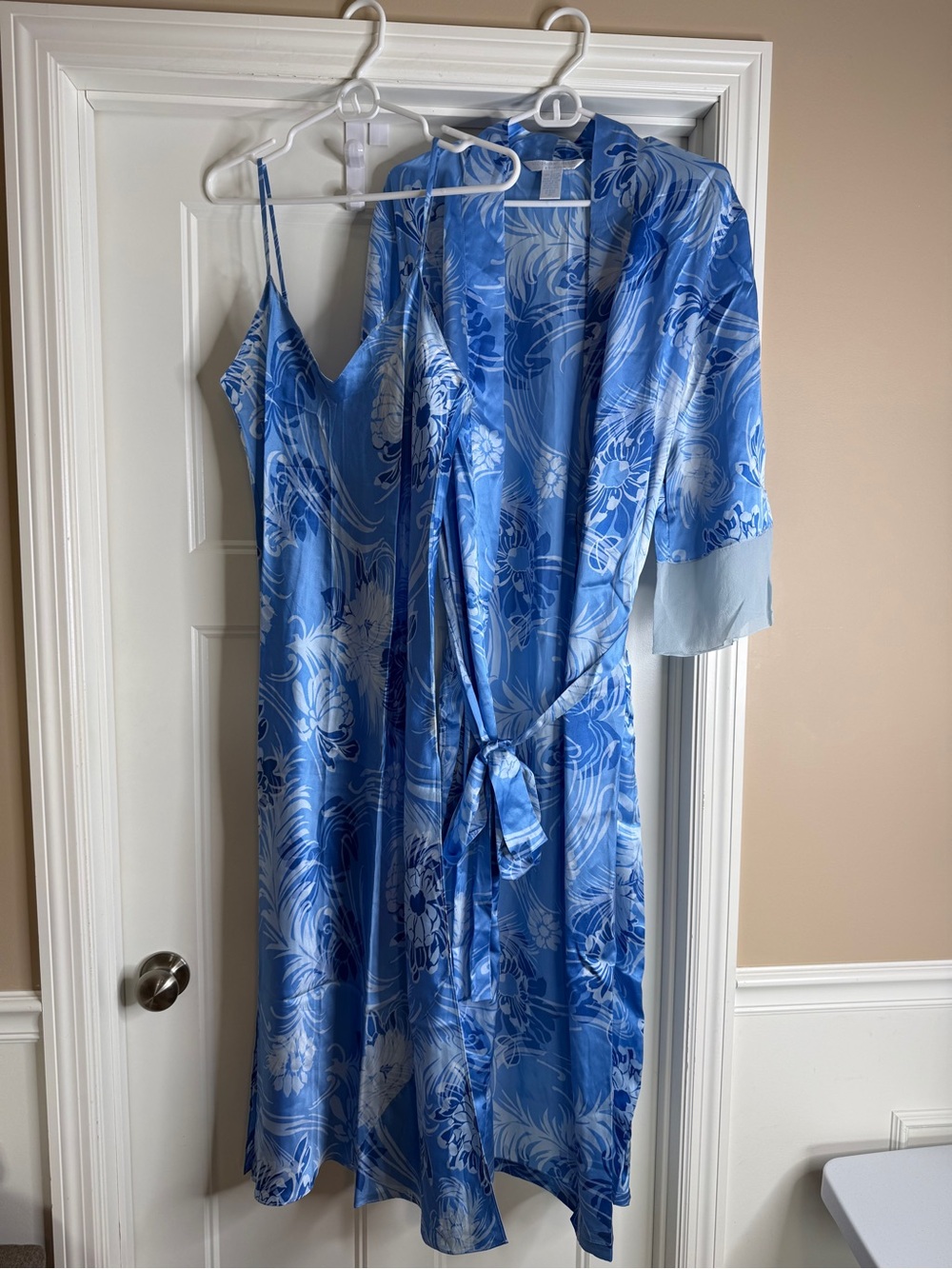 Women’s August Silk Blue Floral  Nightgown with Matching Robe, Sz Large